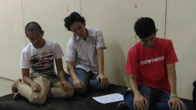 Suporter Timnas Indonesia U-19 menjalankan salat di Thuwunna Stadium