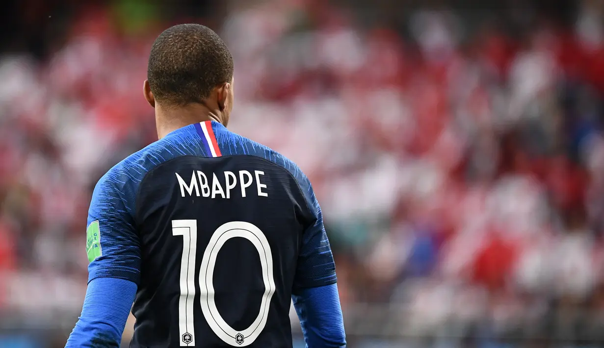 Striker Prancis, Kylian Mbappe, saat melawan Peru pada laga grup C Piala Dunia di Yekaterinburg Arena, Yekaterinburg, Kamis (21/6/2018). Dirinya menjadi pencetak gol termuda Prancis di turnamen bergengsi. (AFP/Franck Fife)