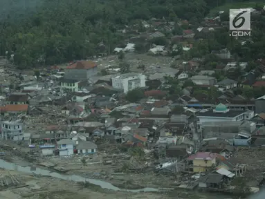 Pemandangan dari udara wilayah Kota Lampung usai diterjang tsunami, Selasa (25/12). Tsunami yang terjadi di Selat Sunda menerjang wilayah di Lampung dan Banten. (Liputan6.com/Zulfikar Abubakar)