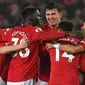 Para pemain Manchester United merayakan gol yang dicetak Scott McTominay ke gawang Arsenal pada laga Premier League di Stadion Old Trafford, Manchester, Senin (30/9). Kedua klub bermain imbang 1-1. (AFP/Paul Ellis)