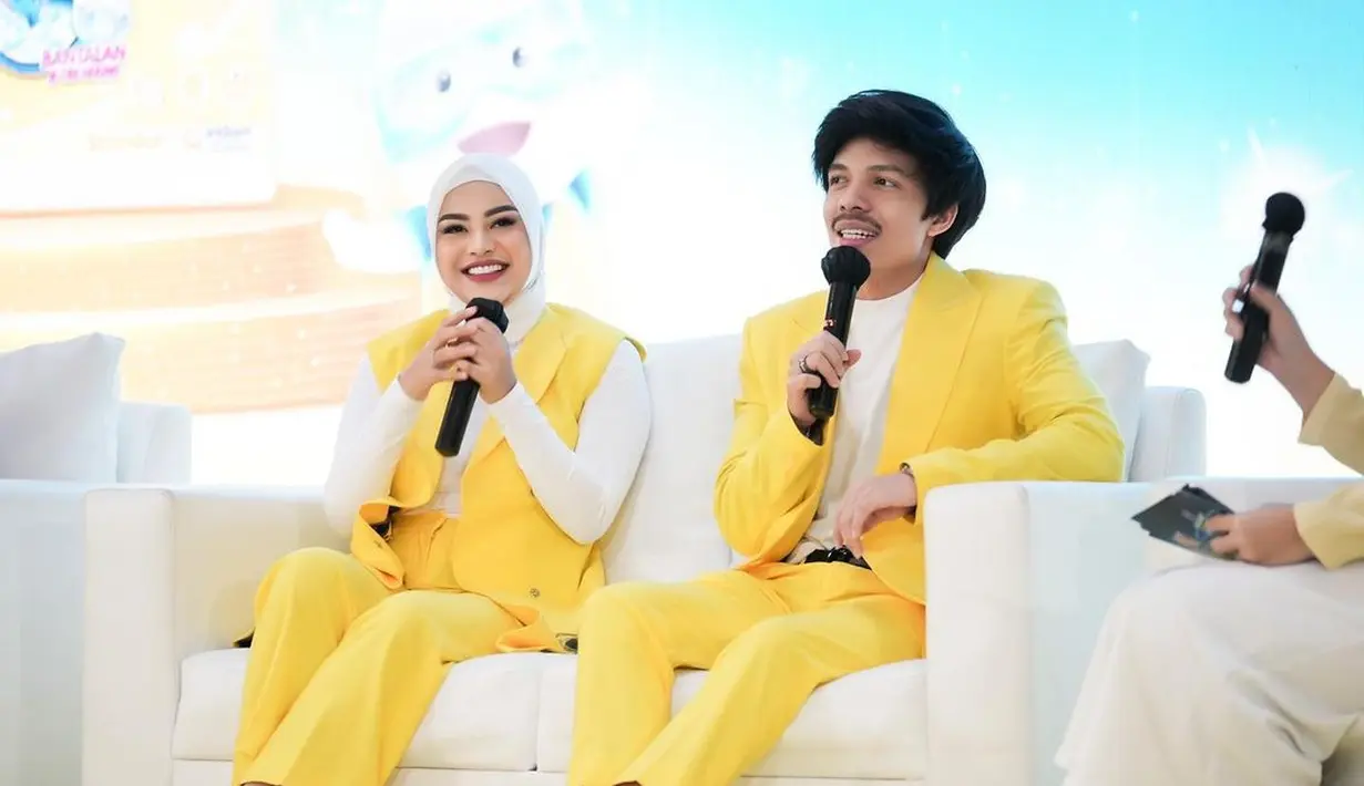 Kombinasi warna kuning dan putih lewat vest dan setelan blazer yang segar dan seru [@attahalilintar]