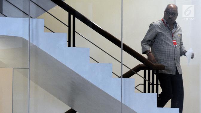 Politikus Partai Golkar, Melchias Markus Mekeng menaiki tangga menuju ruang pemeriksaan di Gedung KPK, Jakarta, Rabu (19/9). Ketua Fraksi Golkar di DPR itu diperiksa sebagai saksi dalam kasus suap PLTU Riau-1. (Merdeka.com/Dwi Narwoko)