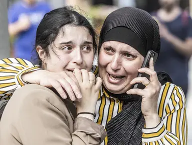 Reaksi orang-orang saat terjadi penembakan di depan pusat perbelanjaan Field, Kopenhagen, Denmark, 3 Juli 2022. Seorang pria bersenjata melepaskan tembakan di dalam pusat perbelanjaan Field. (Olafur Steinar Rye Gestsson/Ritzau Scanpix via AP)