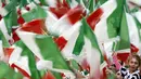 Bendera Italia terus dikibarkan para suporter Juventus saat selebrasi gelar scudetto serie A di Turin, (18/5/2014). (REUTERS/Alessandro Garofalo)