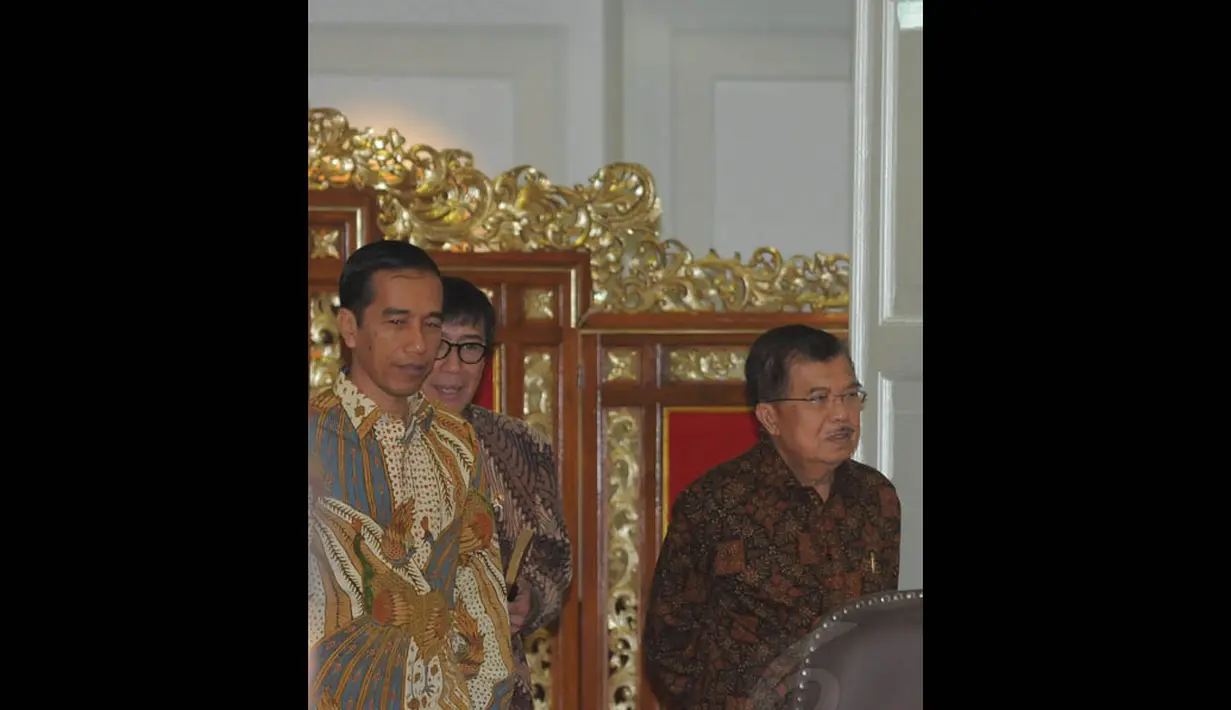 Presiden Jokowi dan Wapres Jusuf Kalla mengenakan batik lengan panjang berwarna cokelat, Jakarta, Senin (3/11/2014). (Liputan6.com/Herman Zakharia) 