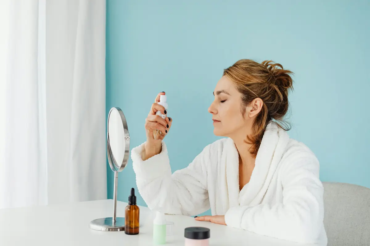 Mengenal Drench Technique, 5 Trik Pakai Setting Spray Sampai ‘Banjir’ untuk Makeup Anti Dempul dan Tahan Lama