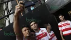 Suporter Madura United FC mengajak berselfie-ria pemain asing Fabiano Beltrame, Toni Espinosa Mossi, dan Pablo Rodriguez Aracil di Stadion Ahmad Yani, Sumenep, Sabtu (20/2/2016). (Bola.com/Vitalis Yogi Trisna)