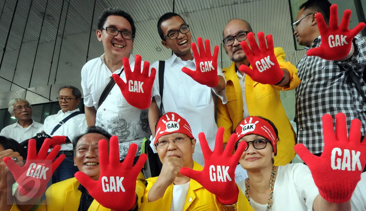 Massa Gerakan Anti Korupsi (GAK) Alumni Lintas Perguruan Tinggi, melakukan aksi damai di halaman gedung KPK, Jakarta, (27/11). Mereka mendesak KPK bersama Kepolisian dan Kejaksaan untuk segera mengusut kasus korupsi Petral.(Liputan6.com/Helmi Afandi)