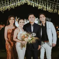 Pemeran yang juga Youtuber Gritte Agatha resmi menikah dengan Arif Hidayat pada Sabtu, (26/8) di Ayana Resort Bali. Berikut penampilan beberapa selebriti yang hadir dalam acara pernikahan  Gritte dan Arif. [Instagram/brisiajodie96]