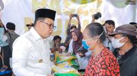 Penjabat Gubernur Jatim Adhy Karyono saat memberikan santunan di Kediri. (Istimewa)
