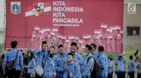 Aparatur Sipil Negara (ASN) berfoto bersama usai mengikuti upacara peringatan Hari Lahir Pancasila di Monas, Jakarta, Sabtu (1/6/2019). Upacara yang dipimpin langsung oleh Gubernur DKI Jakarta Anies Baswedan diikuti ASN serta perwakilan organisasi masyarakat. (Liputan6.com/Faizal Fanani)