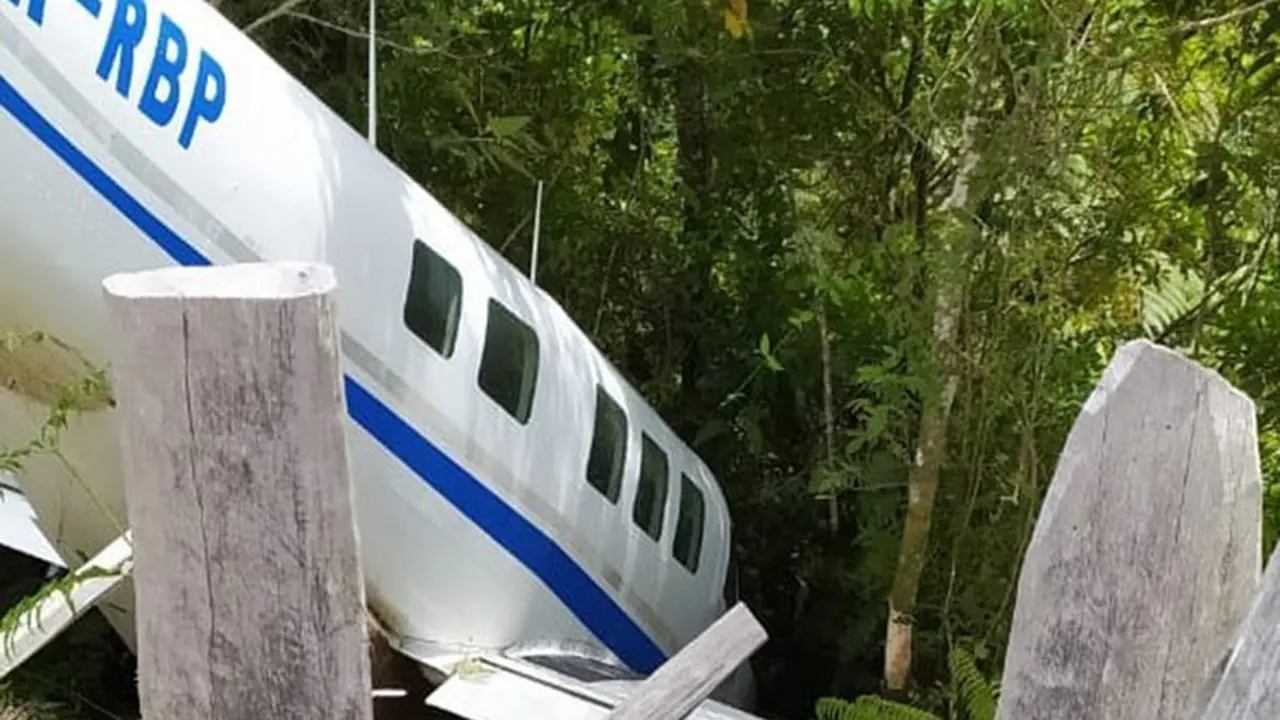 Pesawat Tariku Aviation PK-RBP di Distrik Siriwo Kabupaten Paniai, Papua. (Humas Polda Papua)