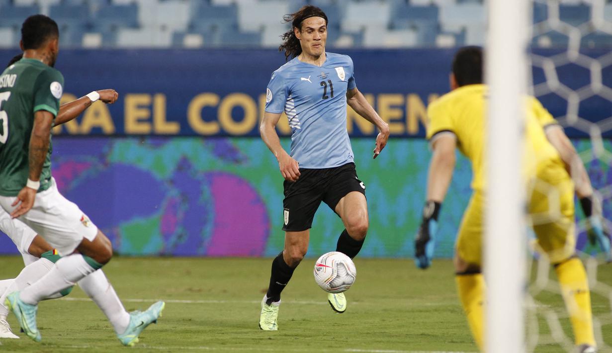 Namun, dimenit-menit akhir petadingan Cavani akhirnya berhasil mencatatkan namanya di papan skor. Umpan terobosan dari sisi kanan diteruskan dengan sontekan ke dalam gawang Bolivia. (Foto: AFP/Silvio Avila)