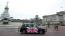 Taksi listrik, TX eCity diuji jalankan dekat Istana Buckingham di London, Inggris, Selasa (5/12). Perusahaan taksi London LEVC milik Geely resmi memperkenalkan taksi hitam London listrik yang disapa TX. (AFP PHOTO / Daniel LEAL-OLIVAS)