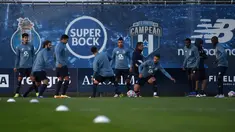 Para pemain FC Porto mengikuti sesi Latihan menjelang laga Liga Champions di tempat latihan klub di Olival, Vila Nova de Gaia, Senin (30/11/2020). FC Porto akan menjamu Manchester City dalam matchday 5 Grup C Liga Champions pada Rabu 2 Desember 2020 dinihari WIB. (MIGUEL RIOPA/AFP)