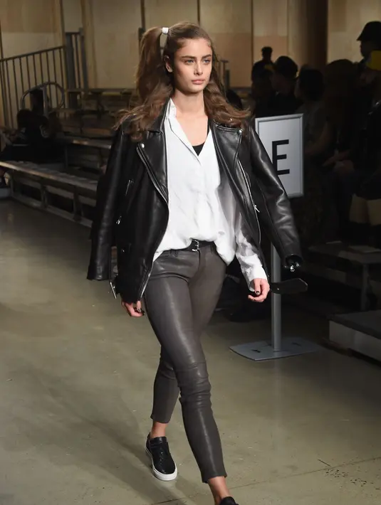 Taylor Marie Hil atau yang lebih akrab disapa Taylor Hill menginjak usia ke-20 tahun. Kini namanya pun melejit ketika ia bergabung dengan Victorias Secrets tahun 2015. (AFP/Bintang.com)