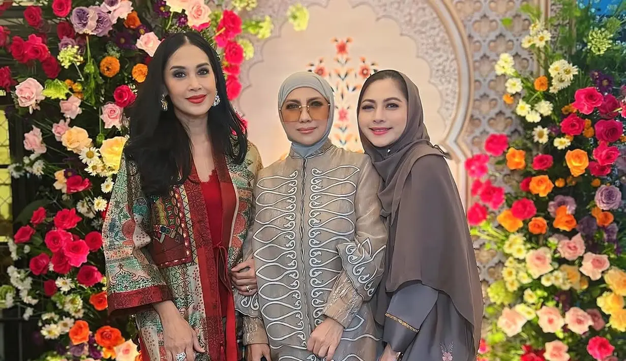 Tampak juga kehadiran artis senior lainnya seperti, Diah Permatasari yang mengenakan jumpsuit dengan long outerwear bermotif warna merah maroon.  [@dps_diahpermatasari/@kikysaputrii].