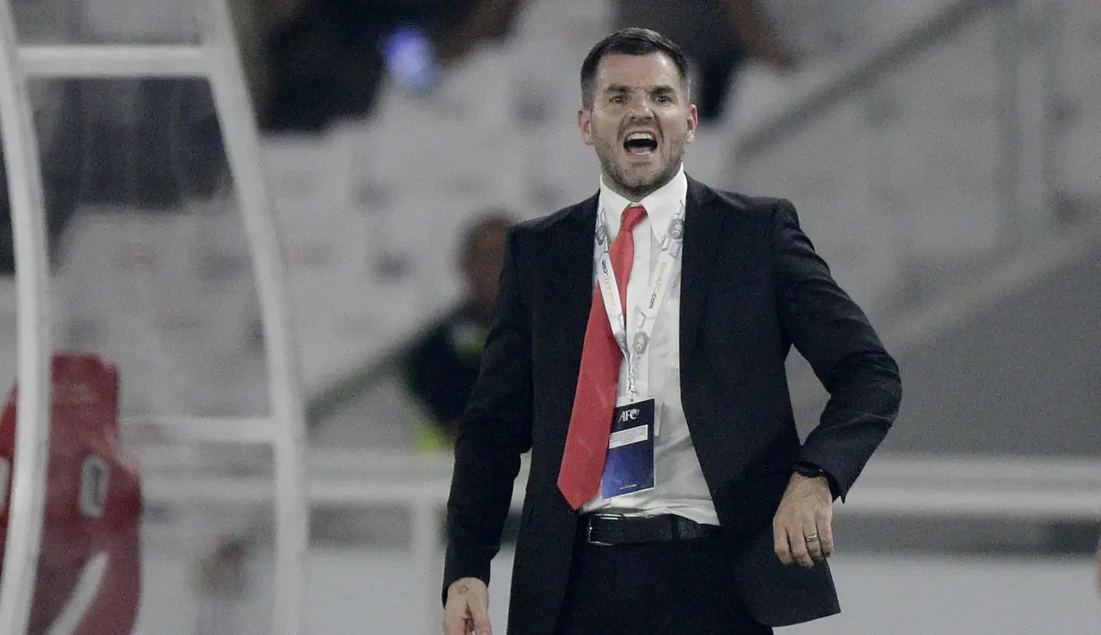 Pelatih Timnas Indonesia, Simon McMenemy, saat melawan Malaysia pada laga kualifikasi Piala Dunia 2022 di SUGBK, Jakarta, Kamis (5/9). Indonesia takluk 2-3 dari Malaysia. (Bola.com/M Iqbal Ichsan)