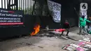 Unjuk rasa menentang pengesahan Revisi Undang-Undang Tentara Nasional Indonesia (RUU TNI) menjadi Undang-Undang yang dilakukan para mahasiswa dari berbagai universitas di Jakarta diwarnai dengan pembakaran ban bekas. (Liputan6.com/Herman Zakharia)