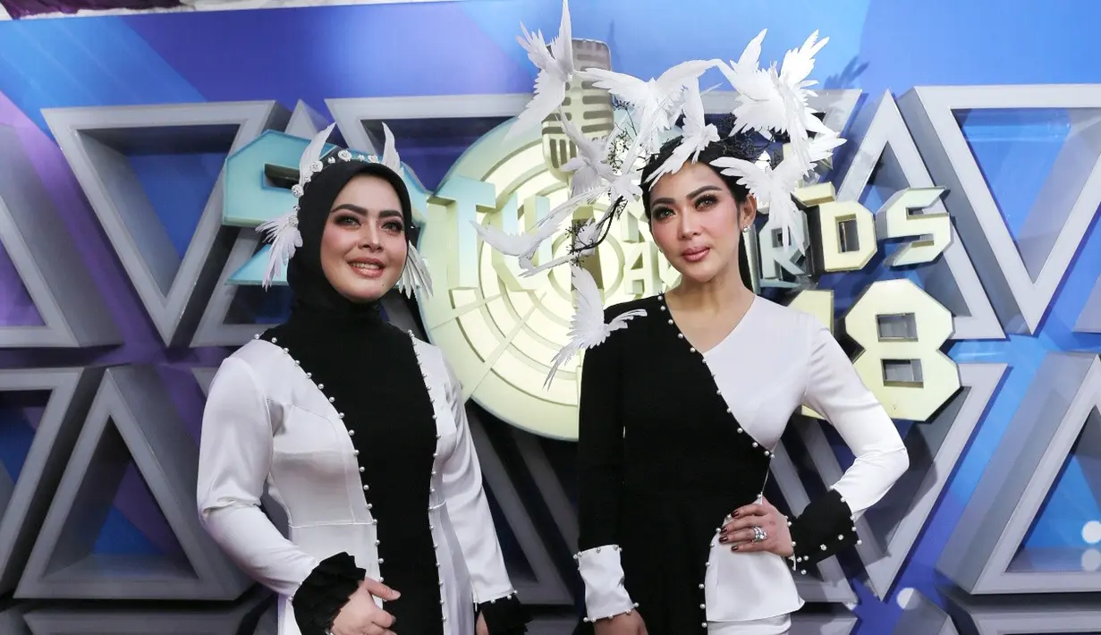 Penyanyi yang selalu tampil cetar itu tampil dengan trobosan baru. Kali ini, ia mengenakan headpiece berbentuk burung-burung merpati putih. Syahrini mengaku tak butuh waktu lama mempersiapkan kostum tersebut. (Adrian Putra/Bintang.com)