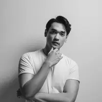 Iseng ubah penampilan pakai AI, foto terakhir Afgan malah mirip dengan aktor Nicholas Saputra. Sumber: IG @afgan__