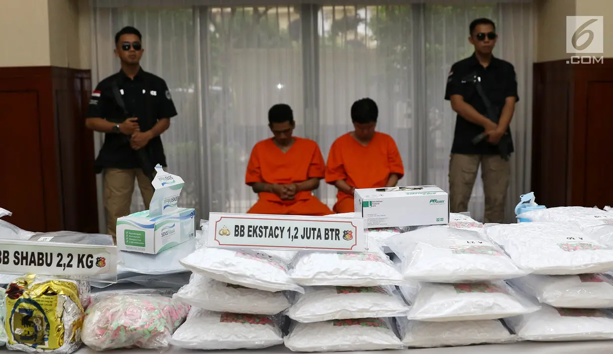 Barang bukti kasus penyelundupan ekstasi yang ditunjukan petugas saat rilis di Polri, Jakarta, Selasa (1/8). Barang bukti tersebut dikemas dalam plastik aluminium 2.2 kg dalam satu kemasan. (Liputan6.com/Immanuel Antonius)