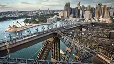 Sejumlah praktisi Tai Chi melakukan latihan di atas Jembatan Sydney Harbour, Australia, Selasa (2/5). Ini merupakan pertama kalinya para prakstisi Tai Chi berlatih di atas puncak jembatan setinggi 134 meter. (Handout / BRIDGECLIMB SYDNEY / AFP)
