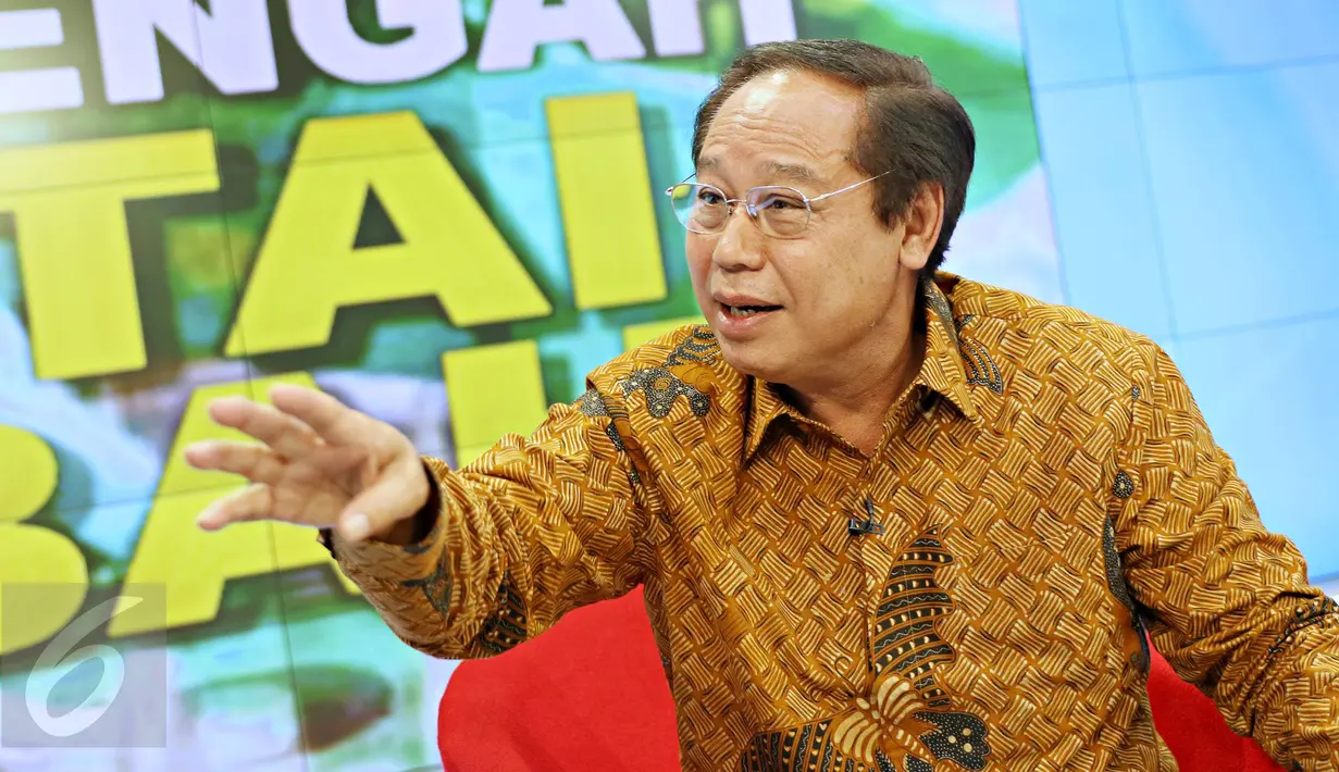 Djan Faridz saat diskusi 'Jalan Tengah Partai Ka'bah' di Jakarta, Minggu (24/1/2016). Djan meminta untuk semua kader agar bergabung kembali membangun PPP dan Indonesia menjadi lebih baik. (Liputan6.com/ Immanuel Antonius)