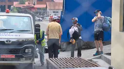 Pemandu gunung legendaris asal Nepal, Kami Rita Sherpa (kedua dari kanan), kembali dari Gunung Everest setelah pendakiannya yang ke-32 di bandara, Kathmandu, Jumat 22 Mei 2026. (AP Photo/Niranjan Shrestha)