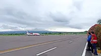 Penerbangan Wings Air terganggu imbas&nbsp;Gunung Lewotobi Laki-Laki di Kabupaten Flores Timur, Nusa Tenggara Timur (NTT), meletus dengan tinggi kolom abu mencapai 2.500 meter, Rabu pagi (26/2/2025). (Liputan6.com/ Ola Keda)