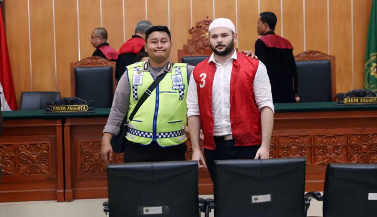 “Saya bingung kenapa mas Ridho masih ditempatkan di rutan. Apakah mas Ridho itu seorang penjahat? Dia ini kan korban. Jadi alangkah baiknya mas Ridho direhabilitasi," papar Ahmad Cholidi. (Nurwahyunan/Bintang.com)