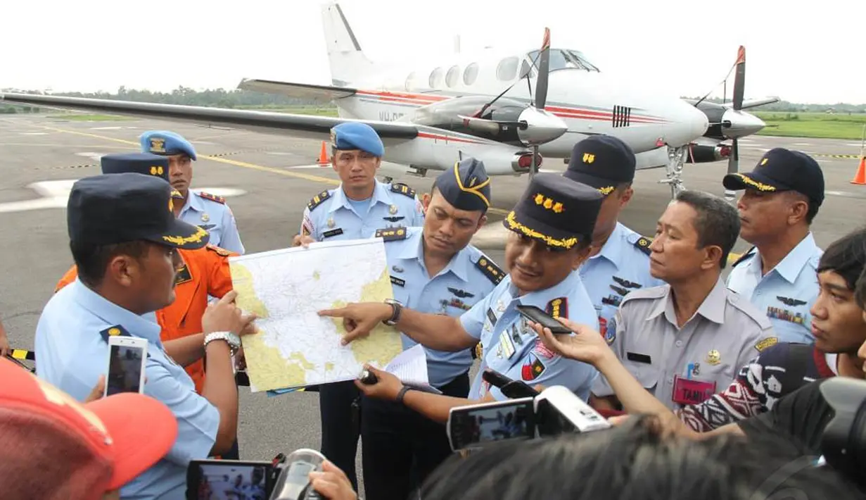 TNI Angkatan Udara (AU) saat memberi keterangan kepada wartawan terkait pesawat asal Singapura yang masuk wilayah Indonesia tanpa izin, Pontianak, Kalbar, Selasa (28/10/2014). (Liputan6.com/Raden AMP)