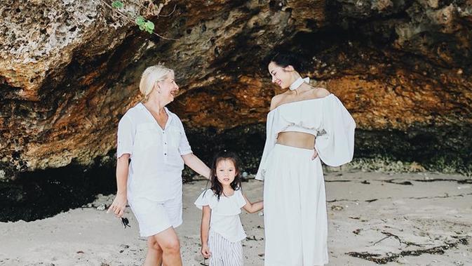 Keseruan Jennifer Bachdim dan ibundanya yang bule. (Sumber: Instagram/@jenniferbachdim)