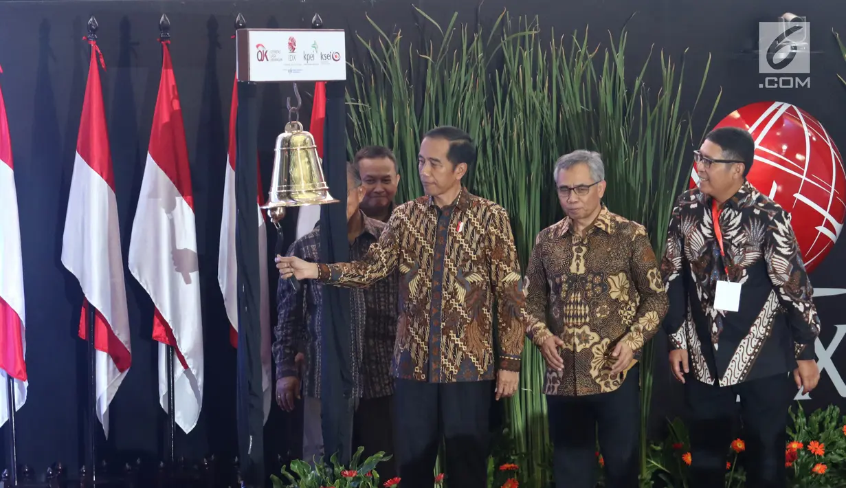 Presiden Joko Widodo atau Jokowi saat menutup perdagangan Indeks Harga Saham Gabungan (IHSG) 2018 di Kantor BEI, Jakarta, Jumat (28/12). Perdagangan IHSG 2018 resmi ditutup. (Liputan6.com/Angga Yuniar)