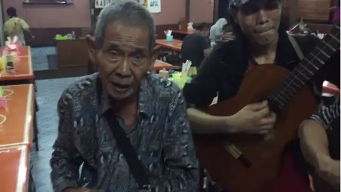 Kakek Pengamen Bersuara Emas Gemparkan 'Warga' Dunia Maya!