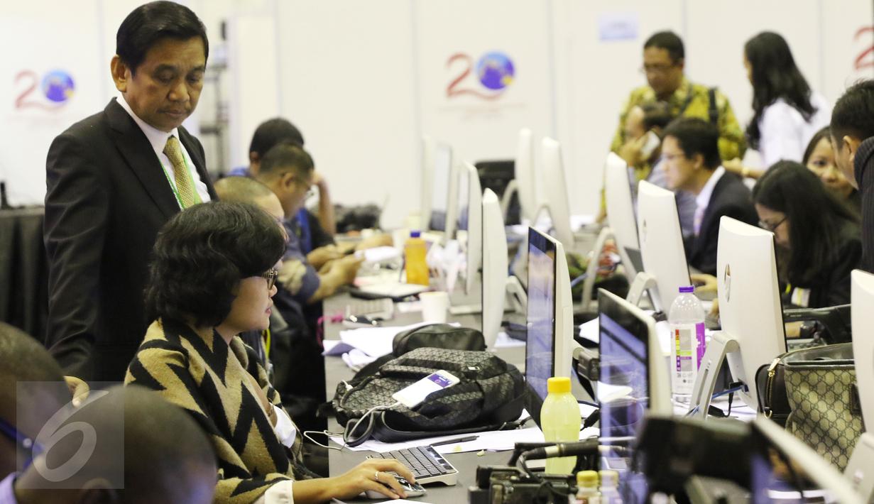 Awak media melakukan peliputan acara KTT IORA 2017 di Jakarta Convention Center, Senin (6/3). Ruangan ini disediakan panitia untuk mendukung seluruh aktivitas para jurnalis untuk melaporkan kegiatan selama KTT IORA ke-20. (Liputan6.com/Angga Yuniar) 