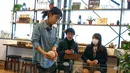 Seorang petugas mengambil landak dari kandangnya di kafe landak, Tokyo, Jepang, 5 April 2016. Terletak di distrik Roppongi, kafe tersebut menghadirkan 20 hingga 30 landak dari berbagai macam jenis. (REUTERS/Thomas Peter)