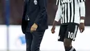 Pelatih Juventus Massimiliano Allegri (kiri) bersama gelandang Juventus, Paul Pogba tertunduk lesu usai pertandingan pada lanjutan liga Italia di Stadion San Paolo, Minggu (27/9/2015). Napoli menang atas Juventus dengan skor 2-1. (REUTERS/Ciro De Luca)