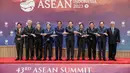 Dari kiri ke kanan: Presiden Filipina Ferdinand Marcos Jr, Perdana Menteri Singapura Lee Hsien Loong, Sekretaris Tetap Kementerian Luar Negeri Thailand Sarun Charoensuwan, Perdana Menteri Vietnam Pham Minh Chinh, Presiden Indonesia Joko Widodo, Perdana Menteri Laos Sonexay Siphandone, Sultan Hassanal Bolkiah dari Brunei, Perdana Menteri Kamboja Hun Manet, Perdana Menteri Malaysia Anwar Ibrahim, dan Perdana Menteri Timor Timur Xanana Gusmao bergandengan tangan saat foto bersama pada KTT ke-43 ASEAN di Jakarta, Indonesia, Selasa (5/9/2023). (Adi Weda/Pool Photo via AP)