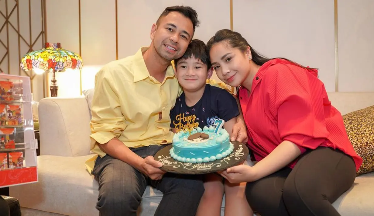 Melalui media sosial, Raffi Ahmad dan Nagita Slavina terlihat memberi kejutan ulang tahun untuk putra sulung mereka. Rafathar sendiri memang diketahui genap berusia 7 tahun pada 15 Agustus 2022. (Liputan6.com/IG/@raffinagita1717)