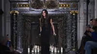 Victoria Beckham Pamer Koleksi Baru Tanpa Dukungan Brooklyn di Paris Fashion Week 2026