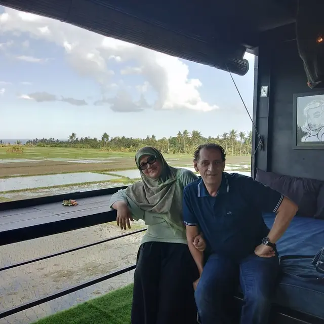 Jarang Tersorot, Ini 6 Potret Harmonis Fenny Bauty dengan Suami Bulenya