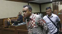 Terdakwa kasus korupsi E-KTP Irvanto Hendra Pambudi Cahyo usai menjalani sidang lanjutan di Pengadilan Tipikor, Jakarta, Selasa (23/10). Sidang beragendakan pemeriksaan terdakwa. (Liputan6.com/Herman Zakharia)