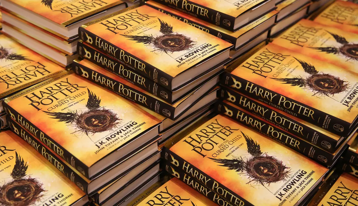  Buku terbitan terbaru JK Rowling yang diberi judul Harry Potter and the Cursed Child Part I & II di sebuah toko buku, London, Inggris, (31/7). (REUTERS / Neil Hall)