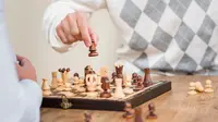 Bermain catur merupakan salah satu aktivitas latihan kognitif. (Foto: Freepik)