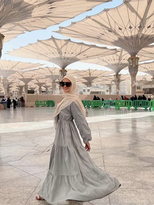 Berada di Mesjid Nabawi, Ririn memilih mengenakan maxi dress ruffle dengan detail lengan puff. Dikombinasikan dengan hijab segi empat putihnya. Tampilannya semakin stunning dengan kacamata hitamnya.@ririnekawati