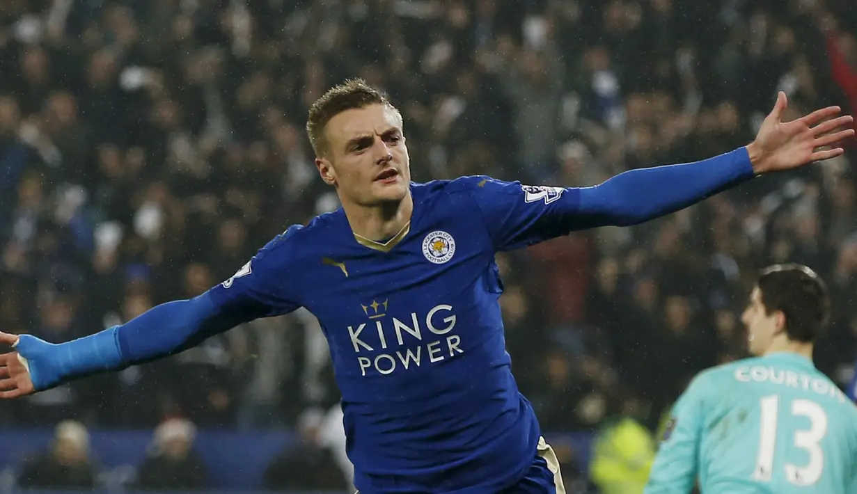 Penyerang Leicester City, Jamie Vardy melakukan selebrasi usai mencetak gol kegawang Chelsea pada lanjutan liga Inggris di King Power Stadium, Liecester (15/12). Leicester menang atas Chelsea dengan skor 2-1. (Reuters/Andrew Yates)