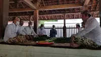 Proses ritual bubur sura di Keraton Kanoman Cirebon. Foto (Liputan6.com / Panji Prayitno)