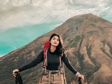 Debi Sagita, merupakan aktris FTV yang lahir di Jambi, 16 Desember 1996. Ia merupakan aktris yang mengawali karier melalui dunia modeling dan bintang iklan di usia muda. (Liputan6.com/IG/@debisagita)