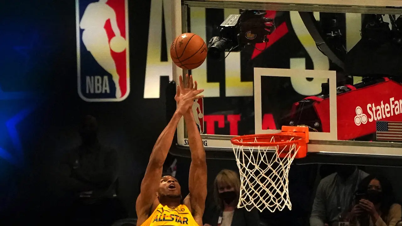 Giannis Antetokounmpo Melakukan Slam Dunk